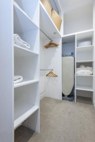 Mayfair Piccadilly Apartment - image 6