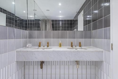 Mayfair Piccadilly Apartment - image 5