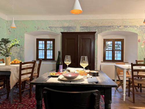 Iekārtas, Vila Kobdilj 1835 Historic Homestead with Shared Courtyard in Stanjel