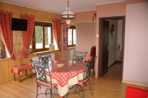 Blanche-Roche, gîte en lisière de fôret (Blanche-Roche, gite en lisiere de foret) in Saint-Ame