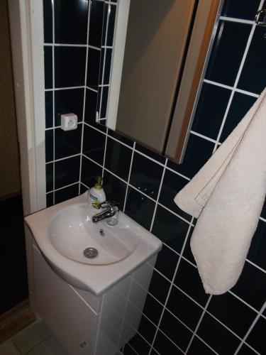 Airport Apartment - image 6