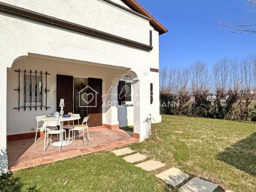 225 - VILLAGGIO RIVA MUSONE Villa con portico e ampio giardino, climatizzata, PULIZIA, BIANCHERIA E SPIAGGIA INCLUSA