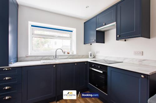 keuken, 2 Bed Apartment By StirkMartin Stays Short Lets & Serviced Accommodation Cardiff With Free Parking & in Splott