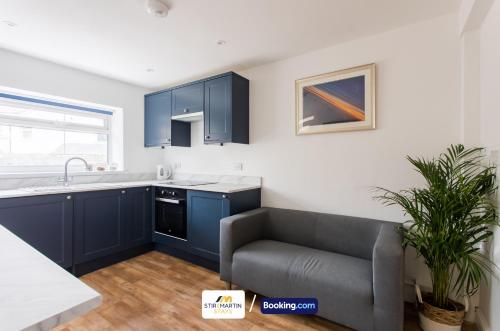 keuken, 2 Bed Apartment By StirkMartin Stays Short Lets & Serviced Accommodation Cardiff With Free Parking & in Splott