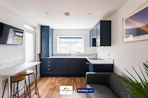 keuken, 2 Bed Apartment By StirkMartin Stays Short Lets & Serviced Accommodation Cardiff With Free Parking & in Splott
