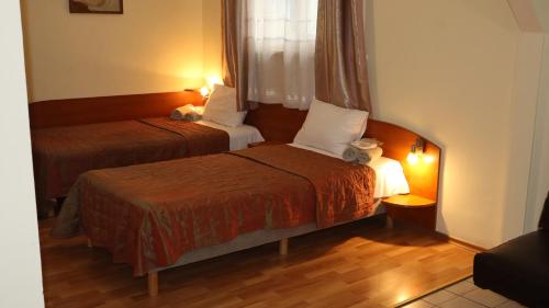 2 twin beds, 1 sofa bed