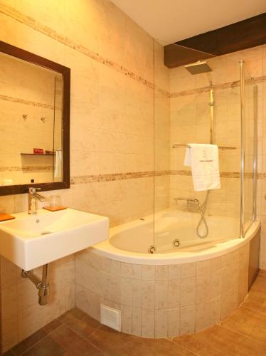 Hosteria del Mudejar Avila Stop at Hostería del Mudéjar to discover the wonders of Velayos. The property has everything you need for a comfortable stay. Service-minded staff will welcome and guide you at Hostería del Mudéja