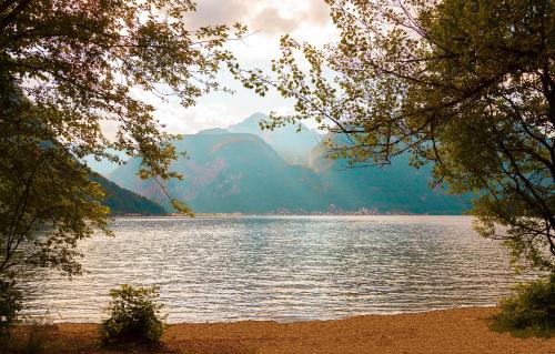 Strand, Park am See in Obertraun