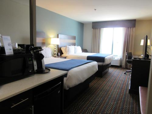 Standard Queen Room with Two Queen Beds