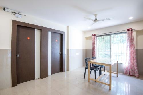 Standard Room With Working Desk image 6