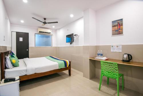 Standard Room With Working Desk image 4