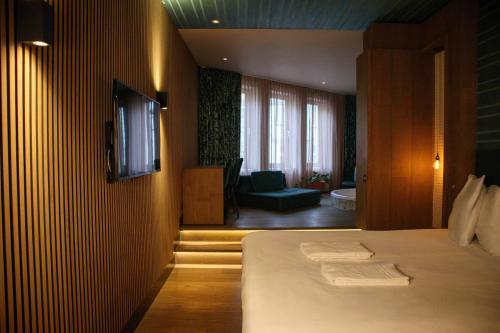 Manzo's Suites - image 2