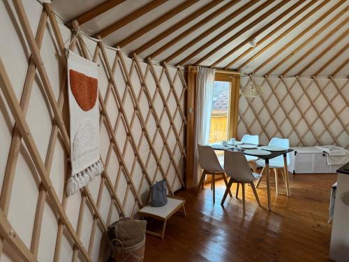 Seadmed, Yurt in Be Bernartice in Bernartice