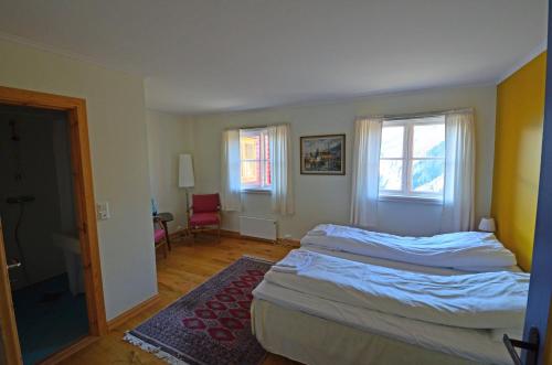 2 twin beds