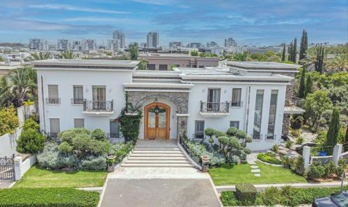 Luxury villa in Caesarea – khách sạn tại Caesarea