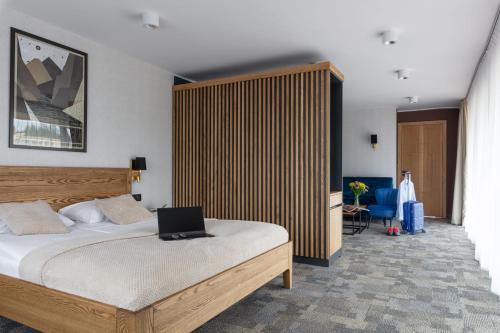 Deluxe Double Room with Balcony image 3