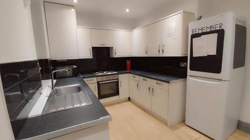 En-Suite Double-Bedroom in the Heart of Eccles Manchester Perfect for Short Stays BH5 - Warburton