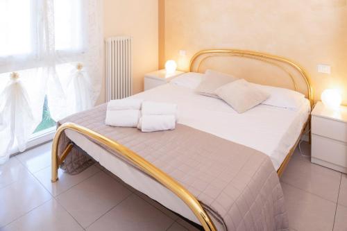 Elena Apartment - Free Secure Parking - Center - Pool - View Lake - Tap to explore photos