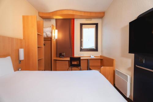 ibis Paris Pont de Suresnes Longchamp - image 3