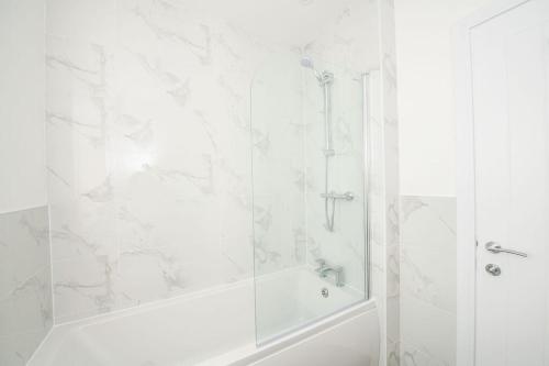 Stylish 3-Bed Home-Liverpool, Liverpool (photo 4)