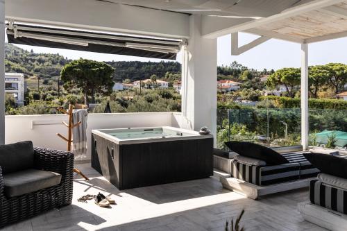 Blue Carpet Luxury Suites - image 10