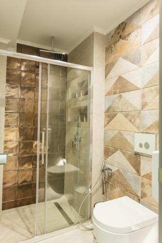 Blue Carpet Luxury Suites - image 8