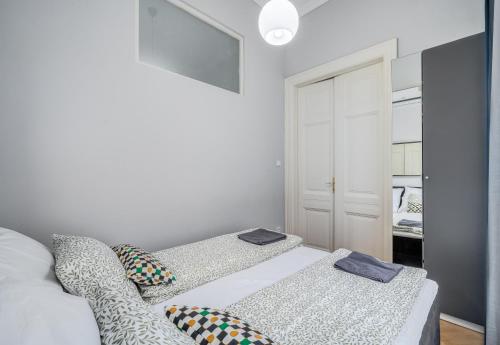 Synagogue 2 Bedroom Apartment S162 - main image