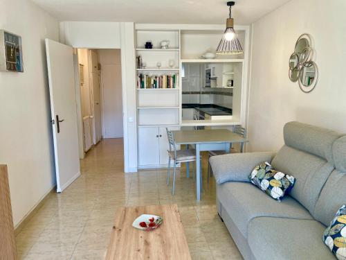 One-Bedroom Apartment with Pool View image 2