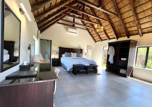 Изглед, Charihandra Game Lodge in Tregathlyn Game Farm
