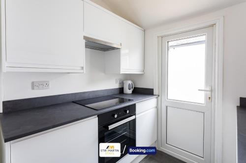 keuken, New Private Apartment By StirkMartin Stays Short Lets & Serviced Accommodation Cardiff With Free Par in Splott