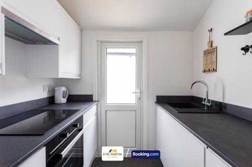 keuken, New Private Apartment By StirkMartin Stays Short Lets & Serviced Accommodation Cardiff With Free Par in Splott