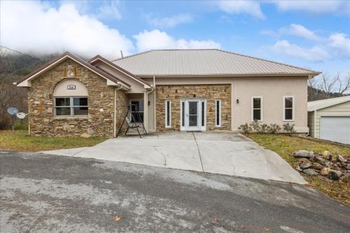 Spectacular Home W Hot Tub, Fireplace, Jacuzzi