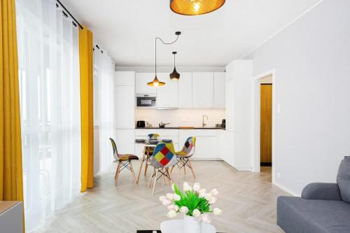 Large Apartment in Rondo Wiatraczna by Noclegi Renters, Warsaw