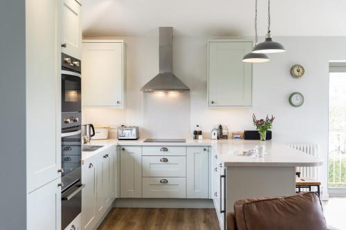 Sloopside Apartment in the centre of Bantham with sea views in Thurlestone