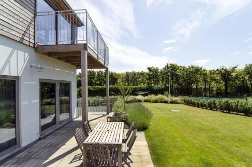 Sloopside Apartment in the centre of Bantham with sea views in Thurlestone