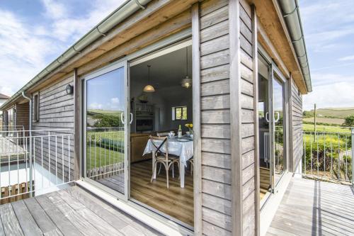Sloopside Apartment in the centre of Bantham with sea views in Thurlestone