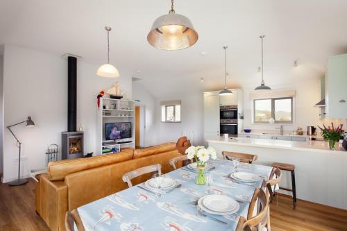 Sloopside Apartment in the centre of Bantham with sea views in Thurlestone