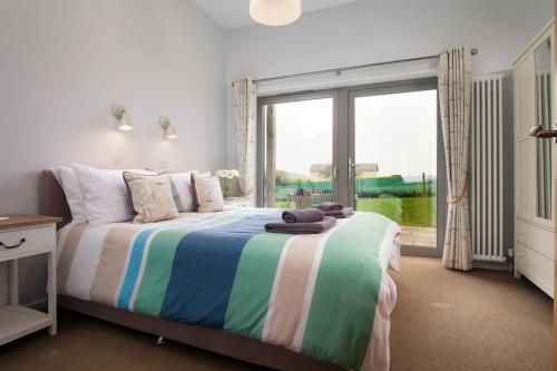 Sloopside Apartment in the centre of Bantham with sea views in Thurlestone