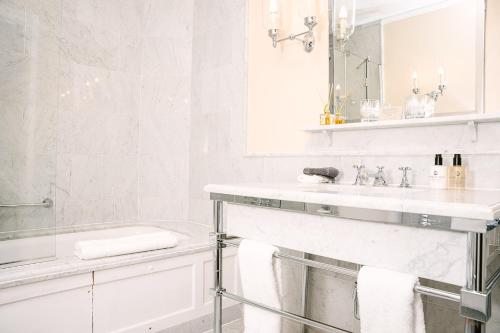 646553445 Cliveden House - an Iconic Luxury Hotel