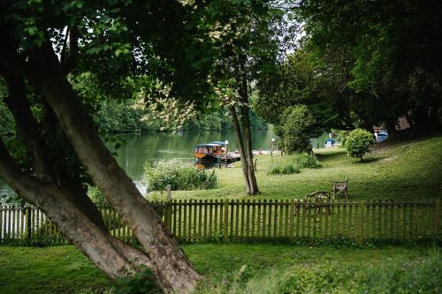 646564104 Cliveden House - an Iconic Luxury Hotel