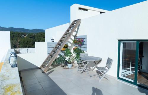 Erkély/terasz, Cascais Surf & Nature Home with Terrace & Yoga Gym near Guincho Beach 2 to 6 Guests in Charneca