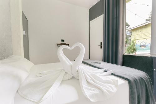 Deluxe Suite image 8