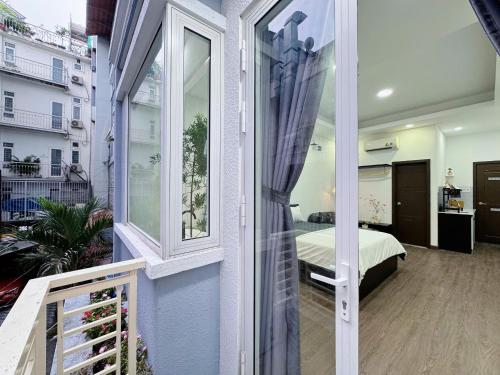 Studio with Balcony image 7