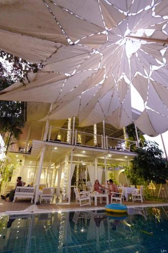 Piscina, To The Moon in Chiang Mai