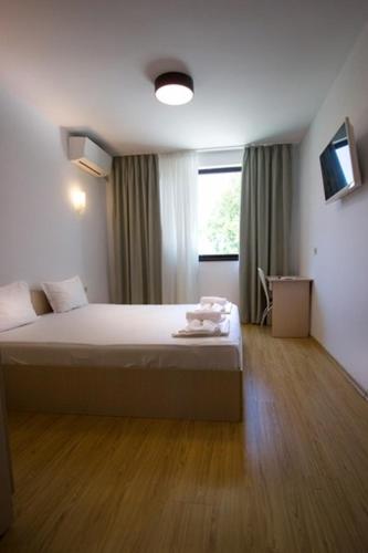 1 queen bed, 2 twin beds
