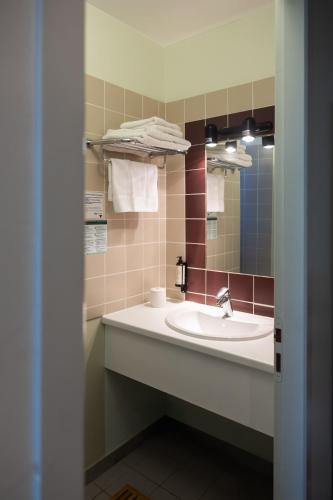 Hotel Canal Aigues Mortes - image 19
