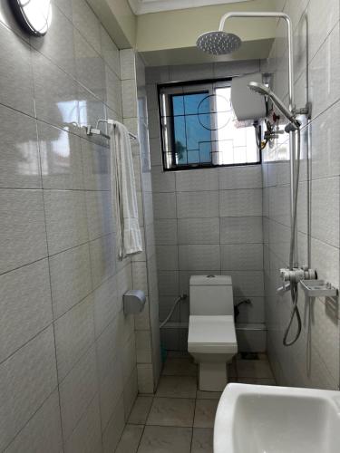 Naye Homes accessible 2 Bedroom apartment with Wi-Fi & parking