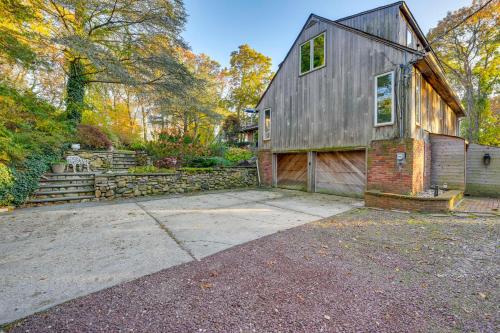 Cozy Dix Hills Apt with Deck about 7 Mi to Beach! in Huntington Station