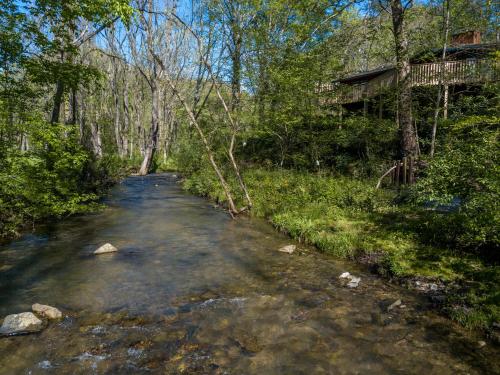 RIVER VIEW, fire pit, hot tub, arcade game SHADYBROOK has everything you want!