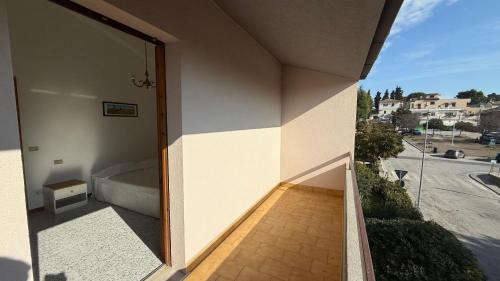 Sirolo, trilocale in centro, con terrazzo e aria condizionata - S078